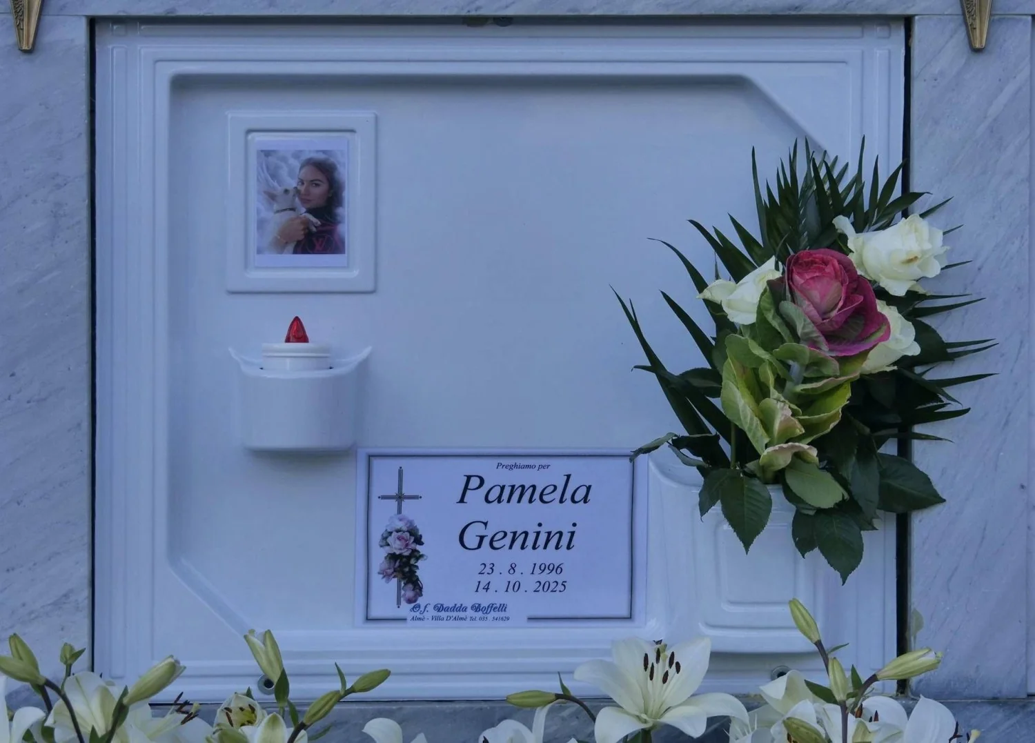 Corpo de Pamela Genini é profanado e decapitado no cemitério de Strozza; mãe pede ajuda