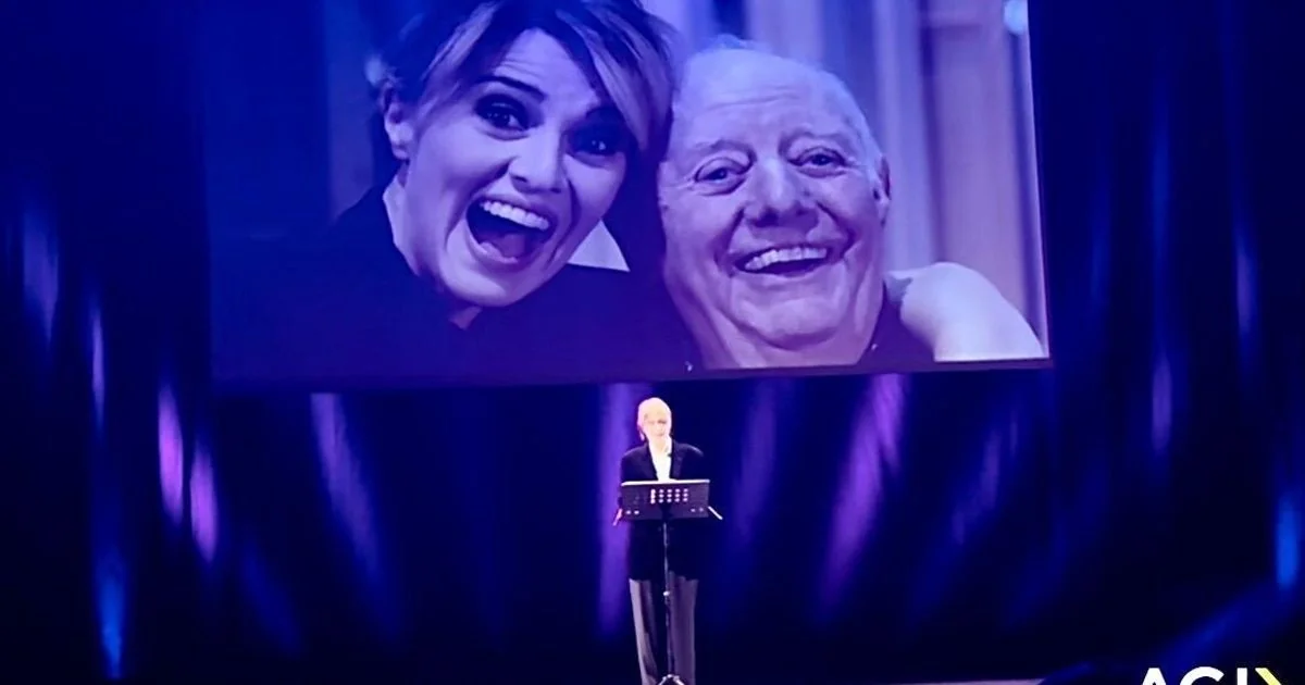 Paola Cortellesi celebra Dario Fo no Sistina: o perigo de se levar a sério e a virtude da curiosidade