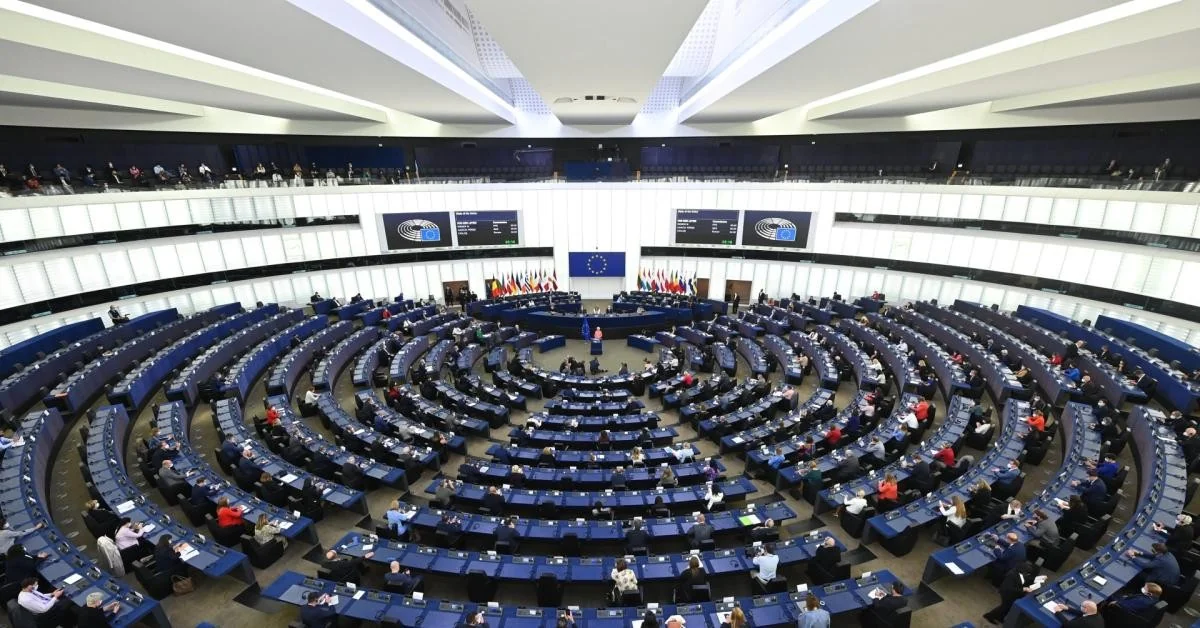 Parlamento Europeu aprova acordo Turnberry com cláusula anti-ritorsioni: início das negociações com os EUA