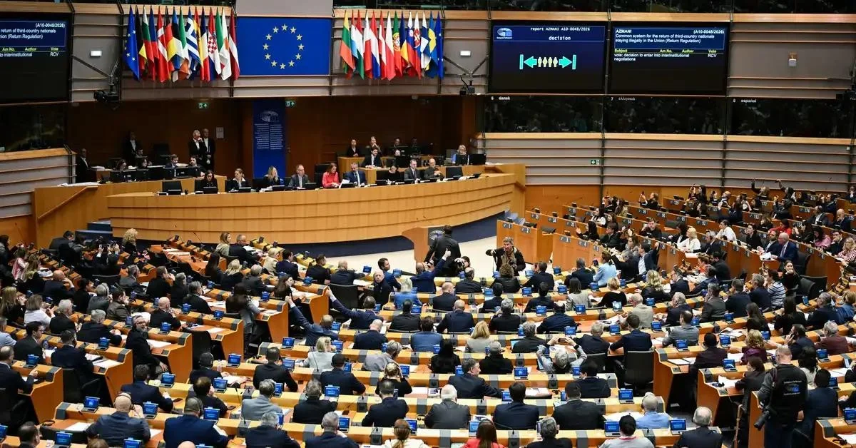 Parlamento Europeu aprova centros de retorno em países terceiros: 389 a favor, 206 contra e 32 abstenções; Meloni celebra 'virada' migratória