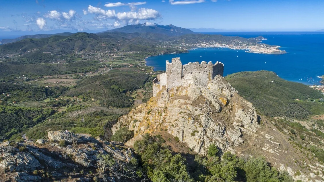 Passeios de primavera na Ilha de Elba: trilhas, e-bikes e histórias entre mar e macchia