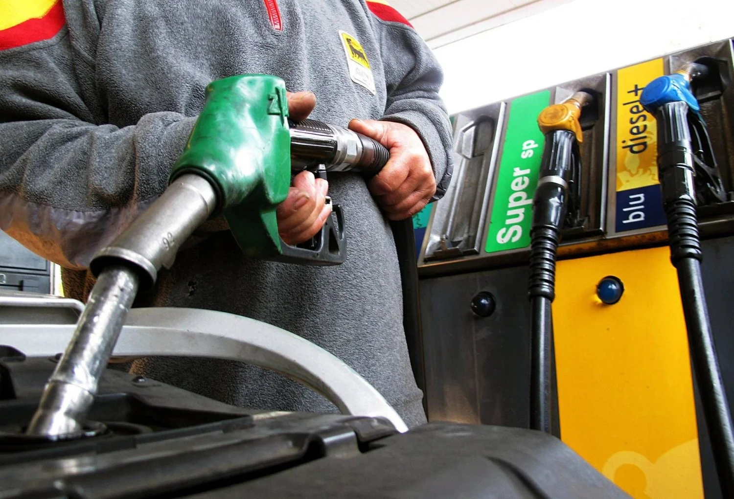 Crise nos preços dos combustíveis: Petróleo acima de US$100 pressiona gasolina e diesel na Itália