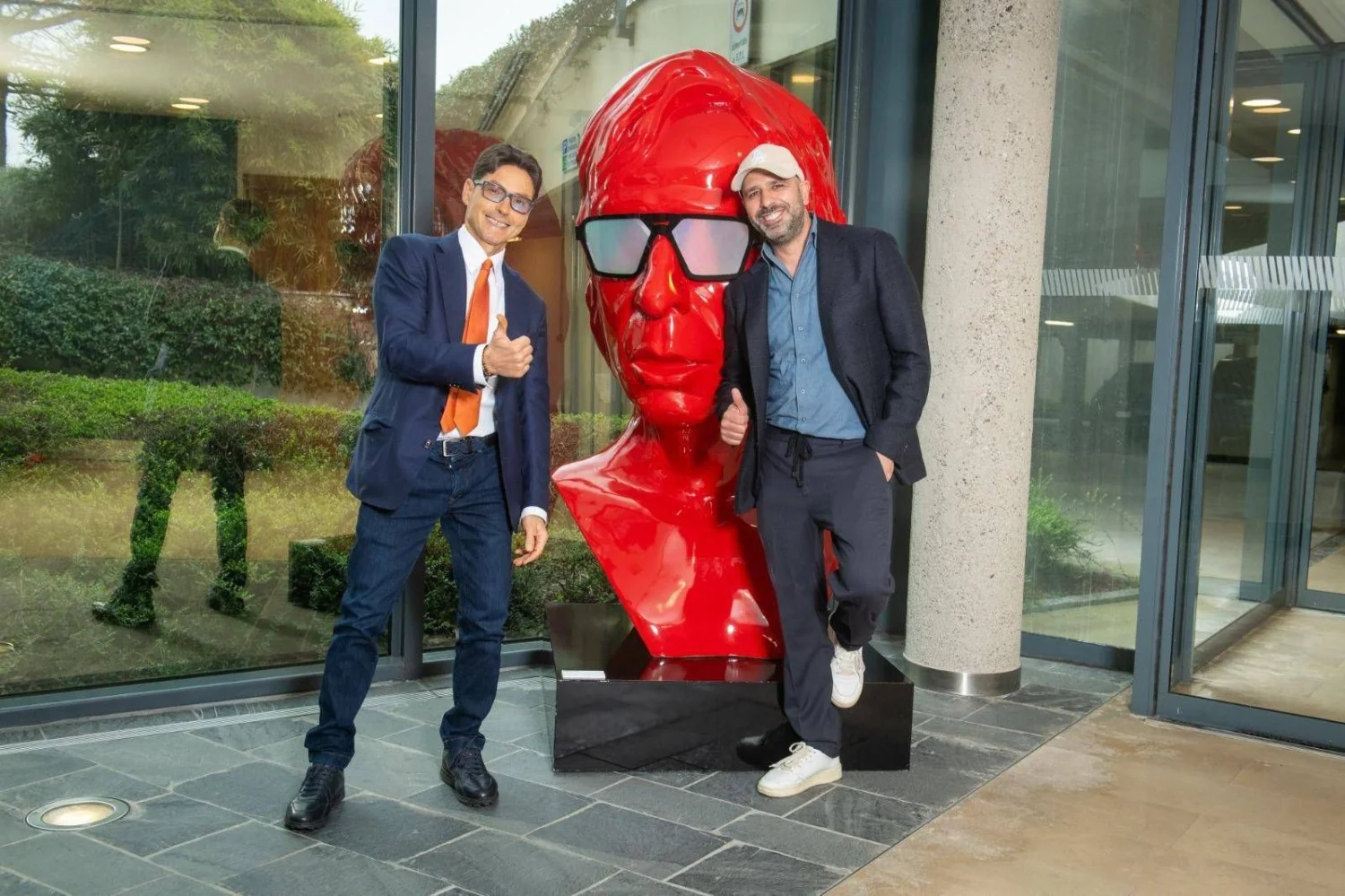 Pier Silvio Berlusconi e Checco Zalone celebram o fenômeno 'Buen Camino' na sede da Mediaset
