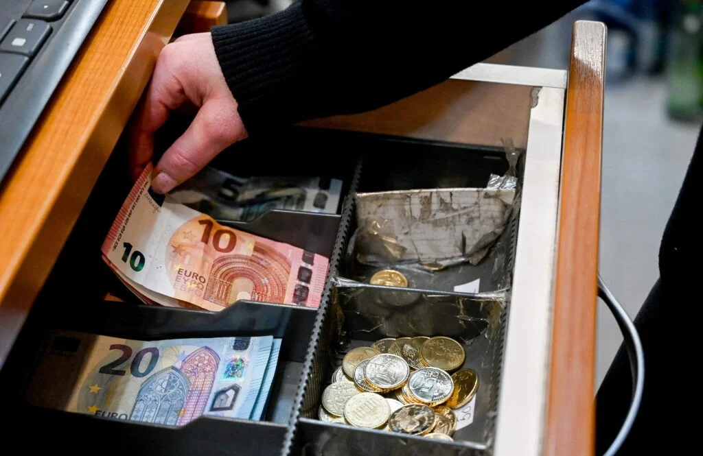 Pierrakakis alerta líderes da UE: papel do euro em risco, exige-se mais integração econômica