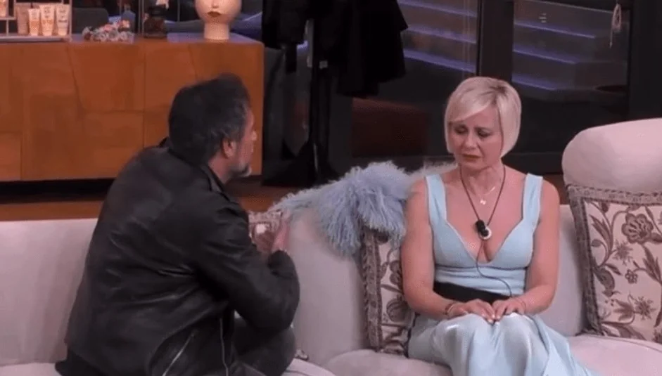 Pietro Delle Piane entra no GF Vip e tem abraço decisivo com Antonella Elia: o adeus emocionado
