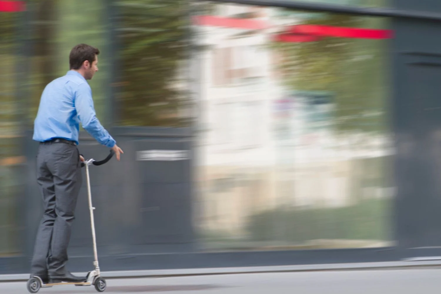 Placa e seguro obrigatórios para patinetes elétricos: quando passam a valer e quanto custam
