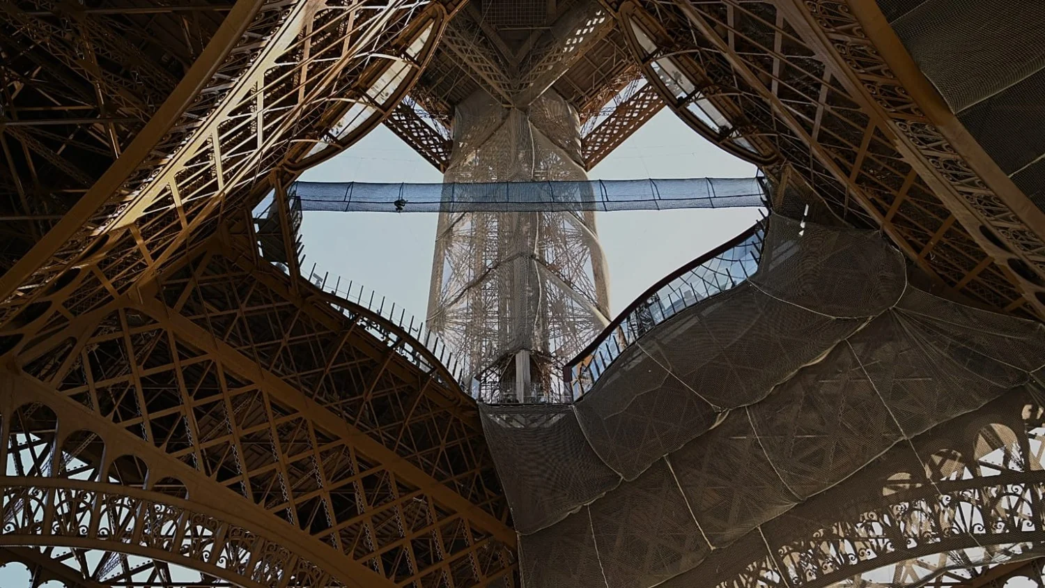 Nova ponte suspensa oferece olhar inédito sobre a Torre Eiffel a 60 metros de altura