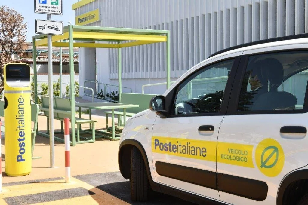 Poste Italiane acelera transição verde: Mais de 2.600 estações de recarga já instaladas em pequenos municípios