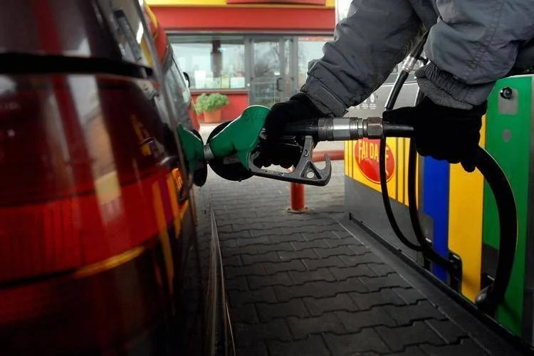 Preço dos combustíveis sobe com petróleo perto de US$120: gasolina e diesel avançam na Itália