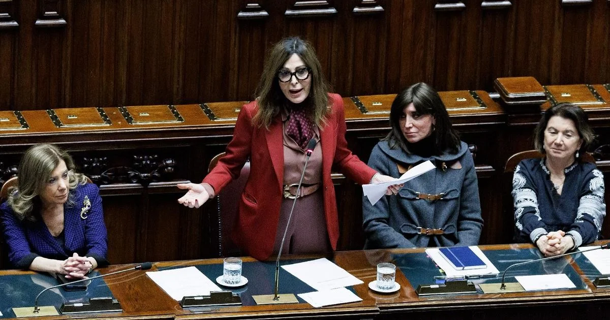 Após 'auspício' de Meloni, pressão por demissão de Daniela Santanchè aumenta; moção de afastamento entra em pauta segunda