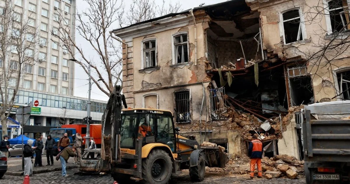 Raid russo atinge Odessa; Zelensky condena ataque como “terrorismo contra civis”