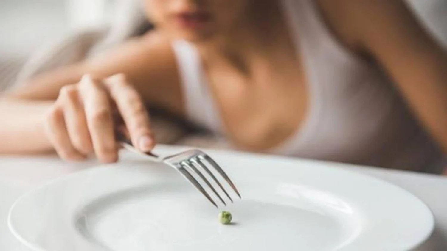 Como as redes sociais moldam os distúrbios alimentares entre jovens: alerta do Skuola.net para o Fiocchetto Lilla