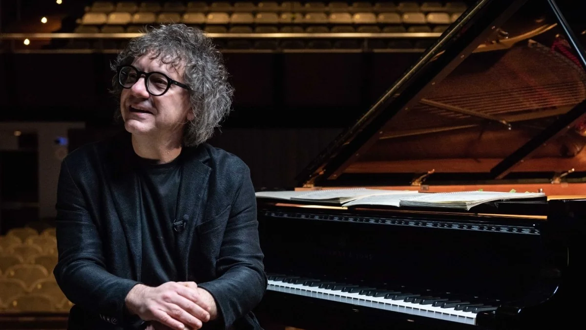 Remo Anzovino: o piano que compõe 150 anos do Corriere como memória sonora