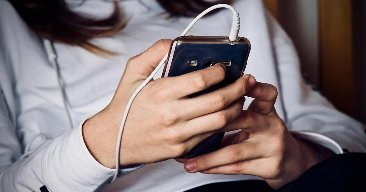 Relatório Reuters Institute: jovens consultam notícias em TikTok, Instagram e YouTube; mudança acelera risco de representatividade