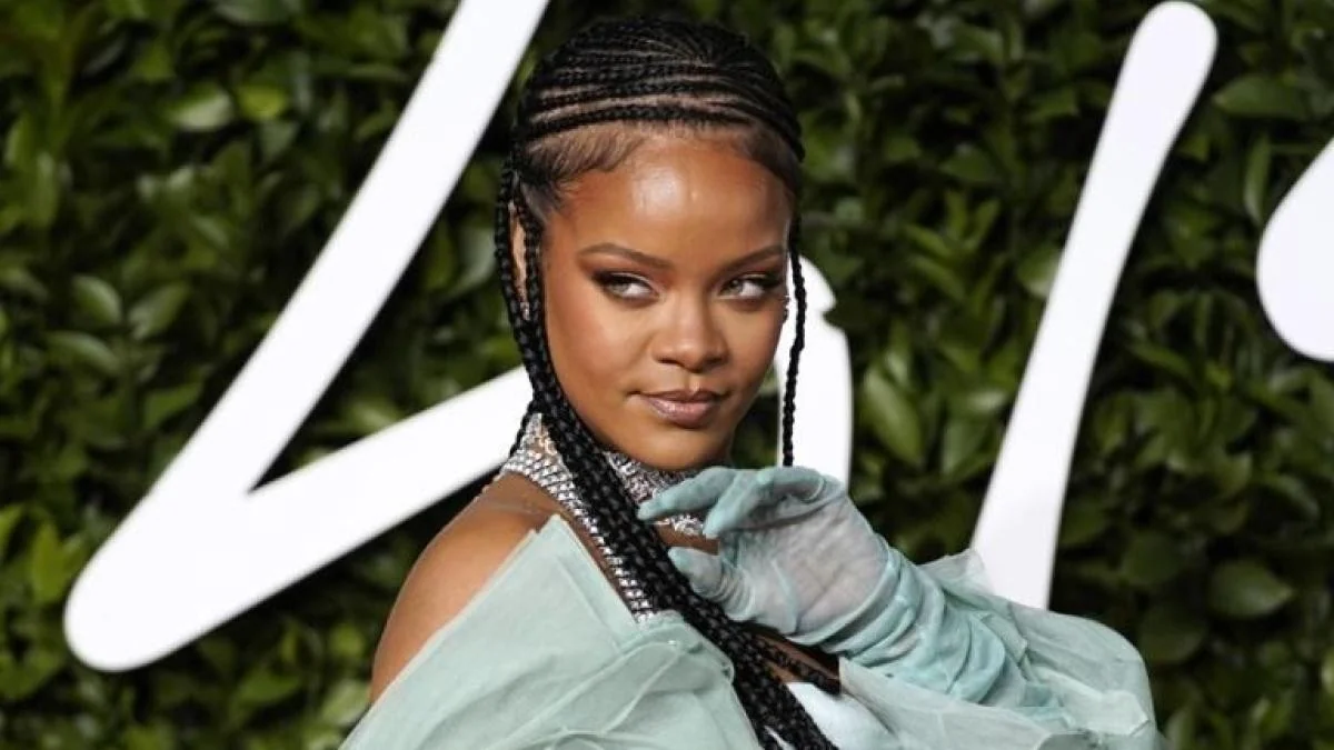 Tiros contra a casa de Rihanna em Beverly Hills: cantora ilesa e mulher é presa