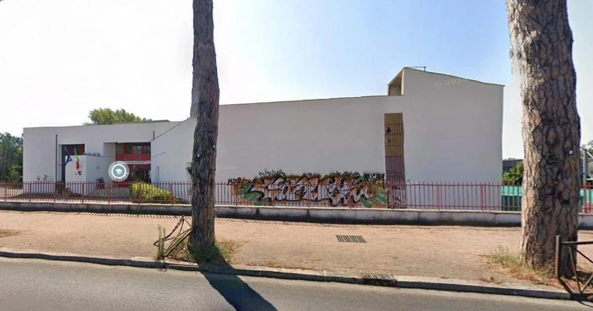 Adolescente gravemente ferido após ser atropelado por SUV perto da escola Mozart no Infernetto, Roma