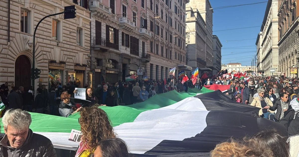 Em Roma, cortejo 'No Kings' contra Donald Trump reúne milhares entre tensão e reforço policial