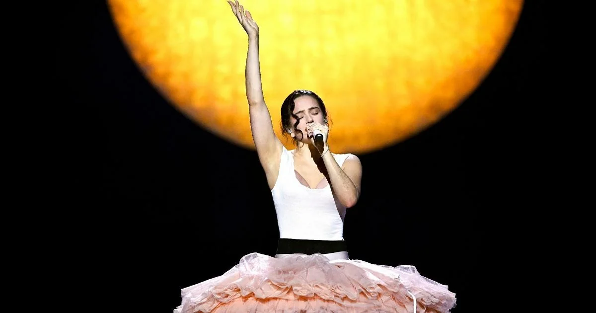 Rosalía interrompe show em Milão por intoxicação alimentar: cantora deixa palco no Forum di Assago