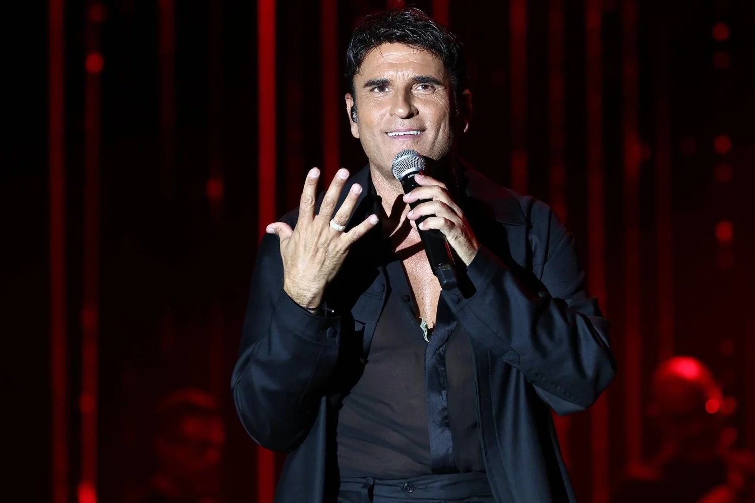 Sal Da Vinci ao vivo em Nápoles: 'Stasera…che sera!' retorna à tela em Canale 5