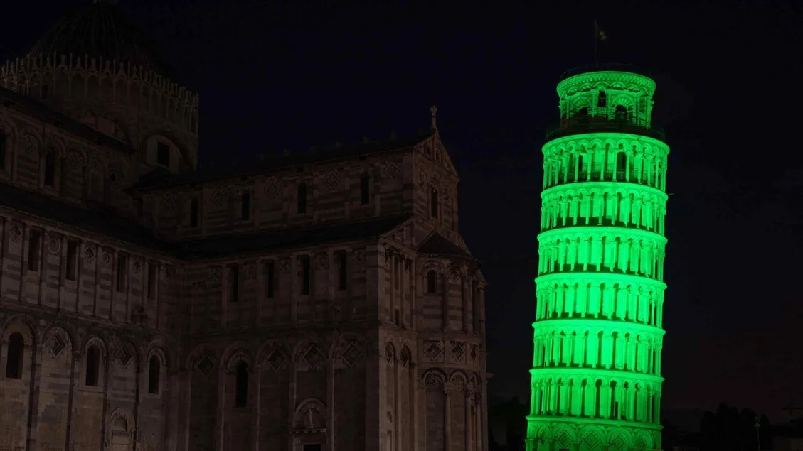 Para San Patrício, o mundo se veste de verde: a Torre de Pisa se ilumina em homenagem