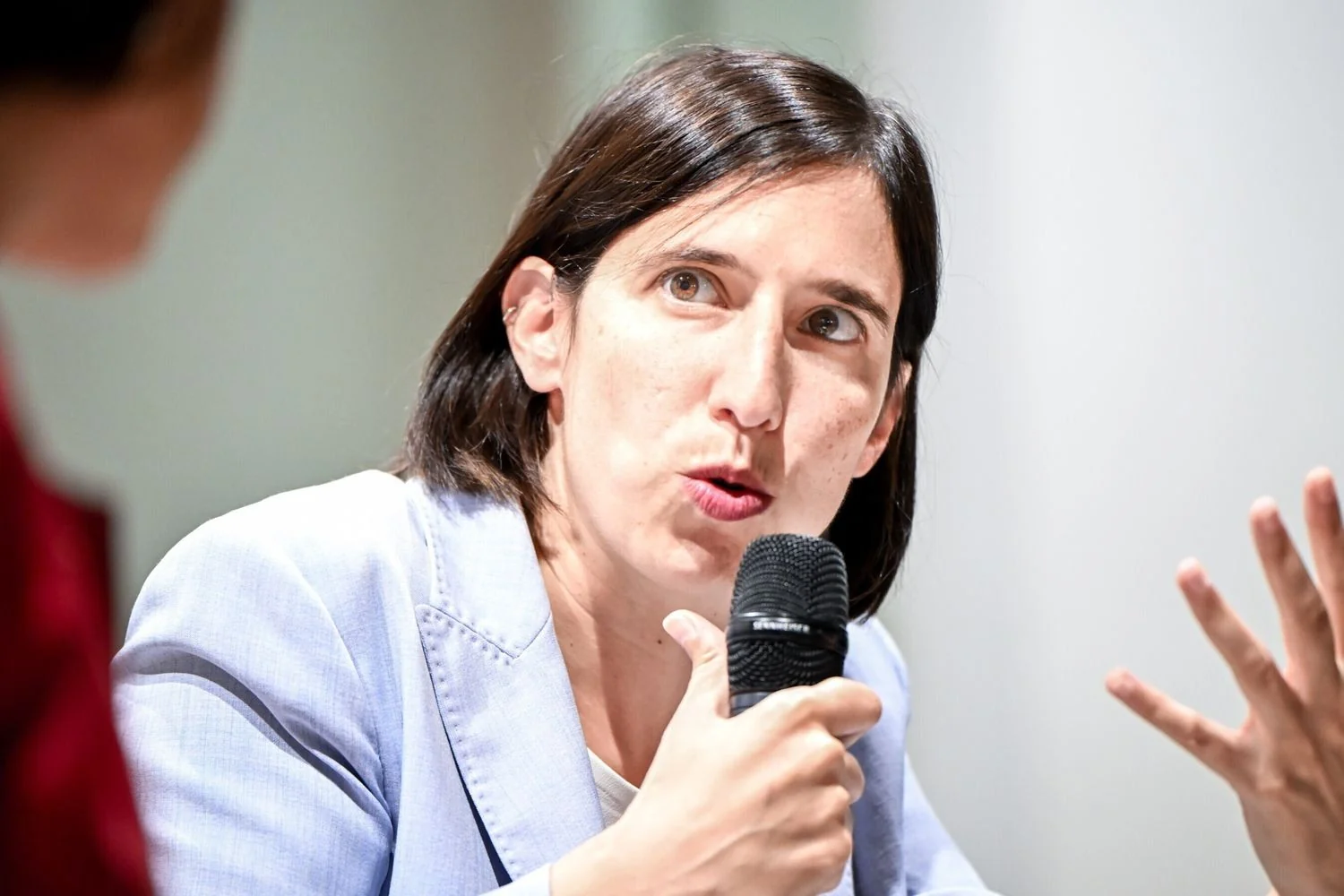 Schlein acusa governo de 'prova muscular' sobre a Constituição e alerta risco à independência da magistratura