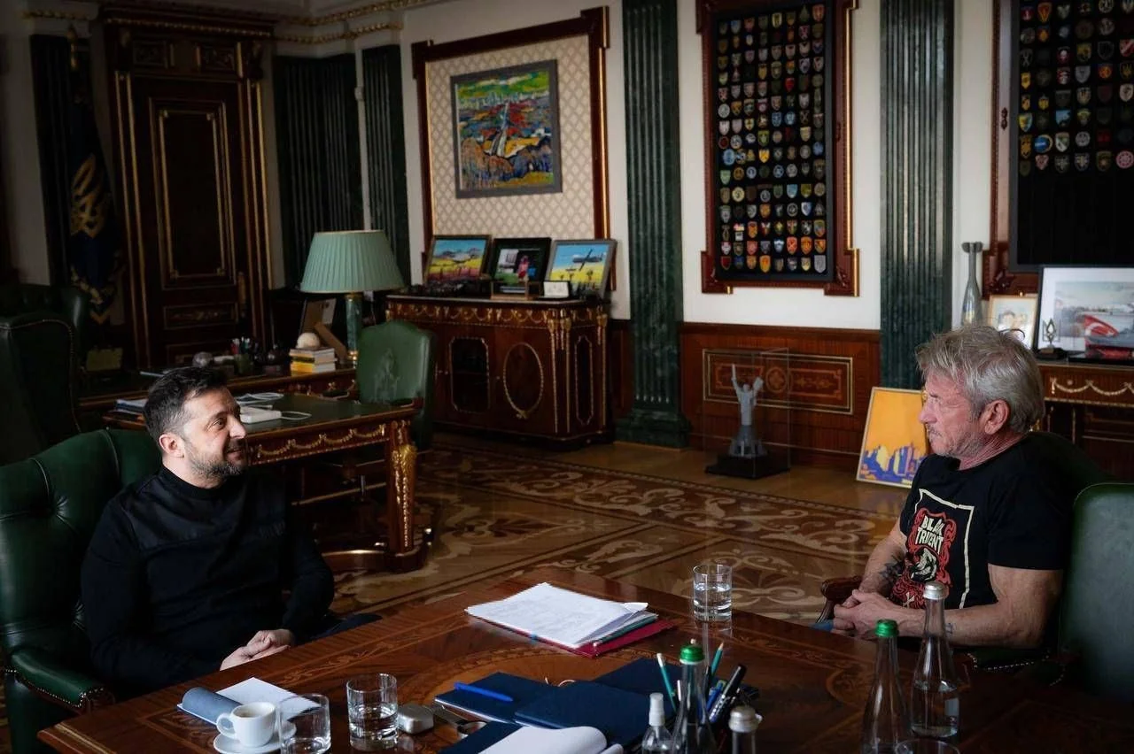 Sean Penn encontra Zelensky em Kiev após faltar ao Oscar: gesto simbólico de apoio à Ucrânia