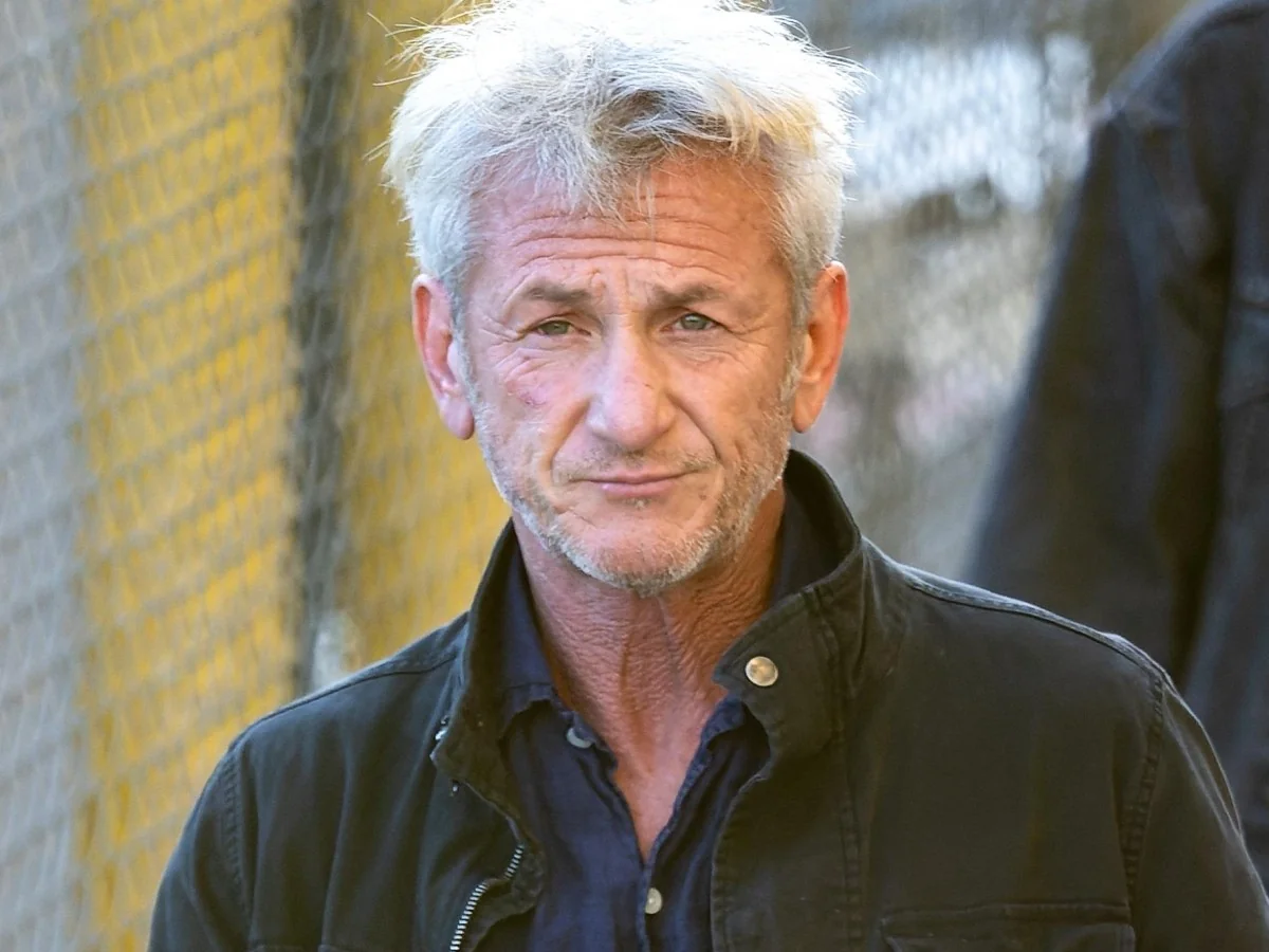 Sean Penn ganha Oscar de melhor ator coadjuvante e não comparece à cerimônia: está na Ucrânia