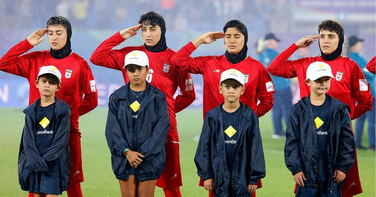 Seleção feminina do Irã faz protesto silencioso na Copa da Ásia e aumenta apreensão por segurança das jogadoras