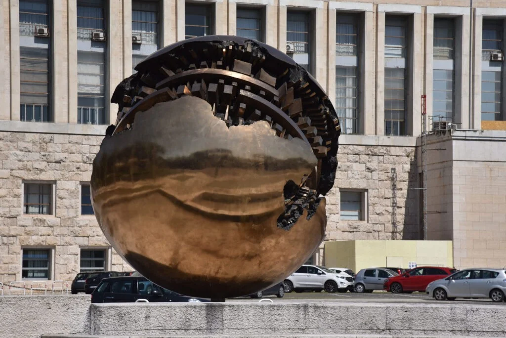 Embaixada da Itália em Bruxelas recebe a 'Sfera' de Arnaldo Pomodoro: diplomacia cultural entre Roma e Bruxelas