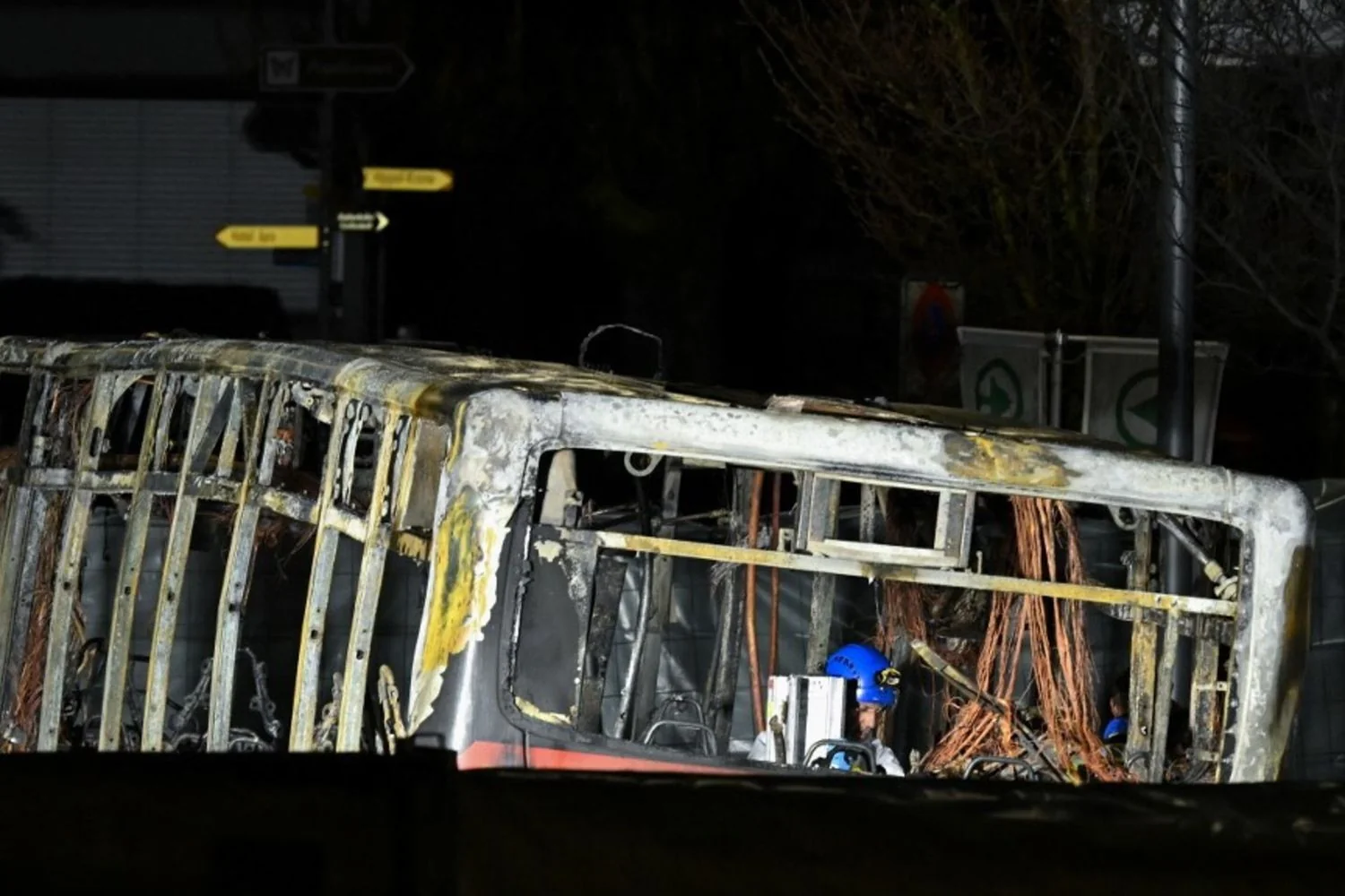 Suíça: ônibus em chamas em Kerzers deixa seis mortos; hipótese de homem que se incendiou com gasolina