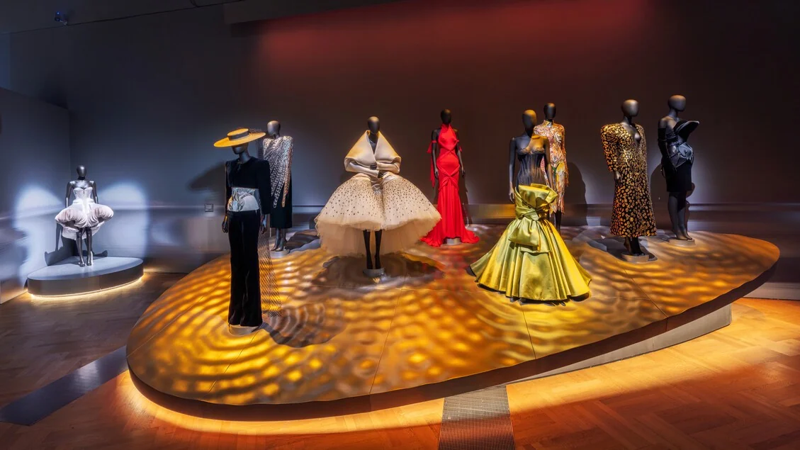 O surrealismo de Schiaparelli invade o Victoria & Albert Museum: uma ode à audácia e ao sonho