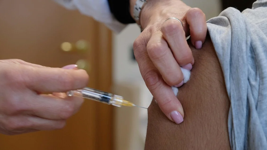 Surto de meningite no Reino Unido: 27 casos entre jovens; ECDC aponta risco baixo para a UE