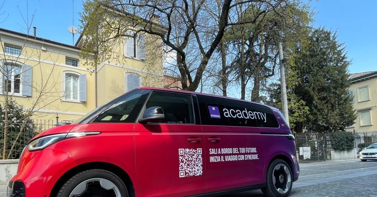 Em Reggio Emilia, o Synergie Job Tour desembarca com van 100% elétrico e leva o recruiting às cidades italianas