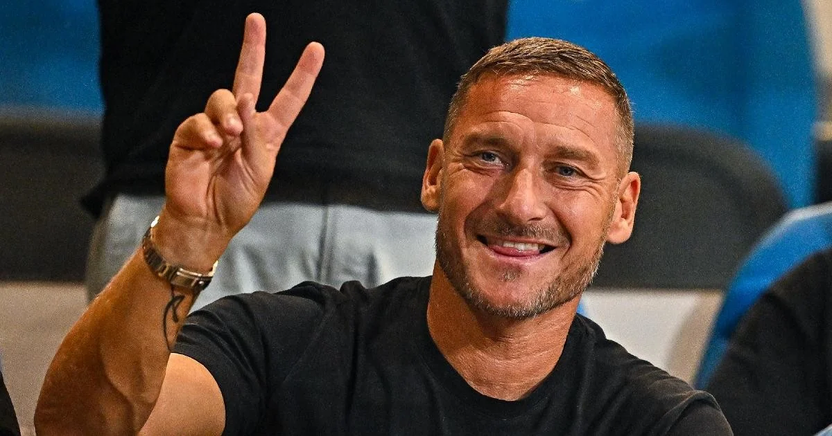 Francesco Totti retorna à Roma como embaixador do centenário e estrategista simbólico