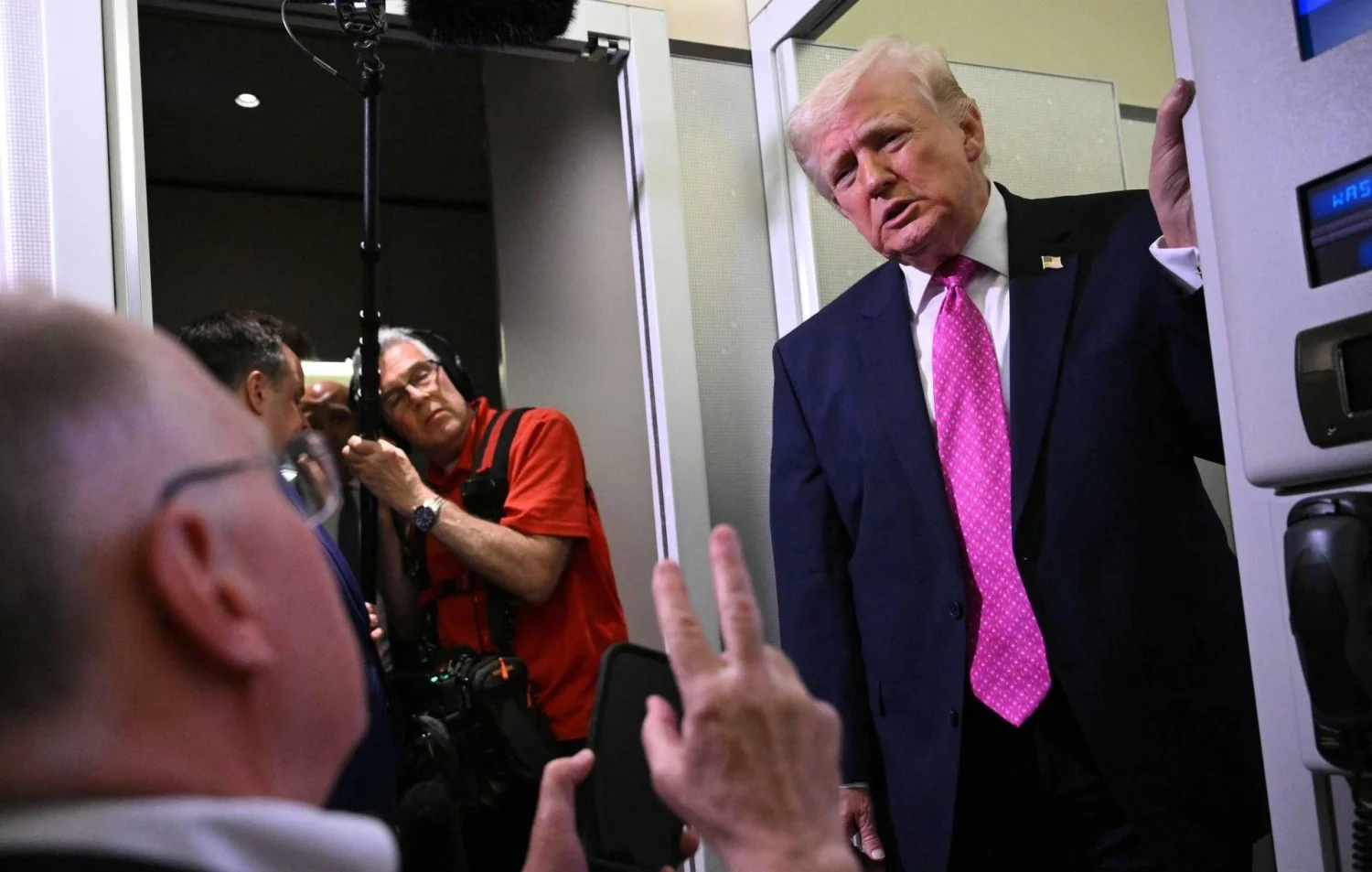 Trump diz que ataques ao Irã equivalem a 'mudança de regime' e aponta acordo iminente; Estreito de Hormuz liberaria 20 petroleiros
