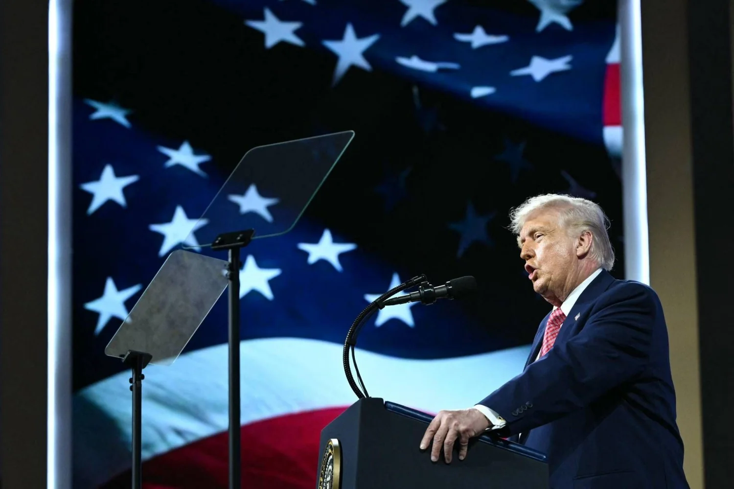 Trump diz que o Irã 'implora' por acordo e renomeia o Estreito de Hormuz: 'Estreito de Trump'