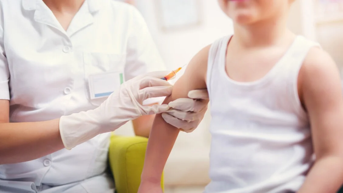 Vacinas: a defesa mais eficaz contra a meningite meningocócica B, dizem pediatras
