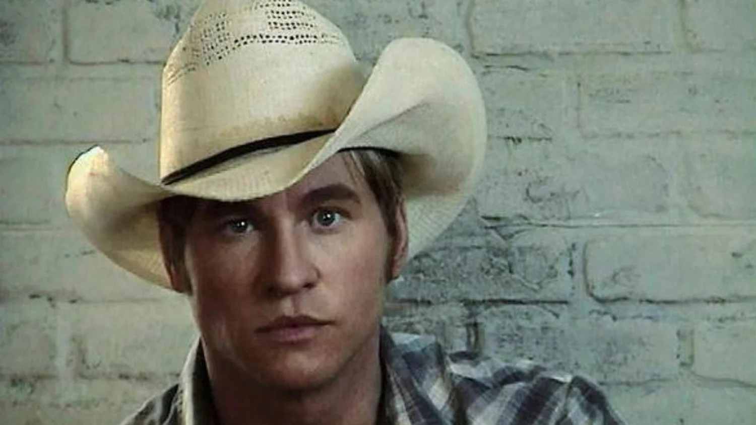 Val Kilmer é ressuscitado por Inteligência Artificial em novo filme; herdeiros autorizam uso da imagem