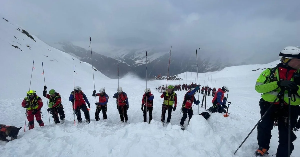 Valanga no Alto Adige: 25 esquiadores atingidos, 2 mortos e 5 feridos em resgate massivo