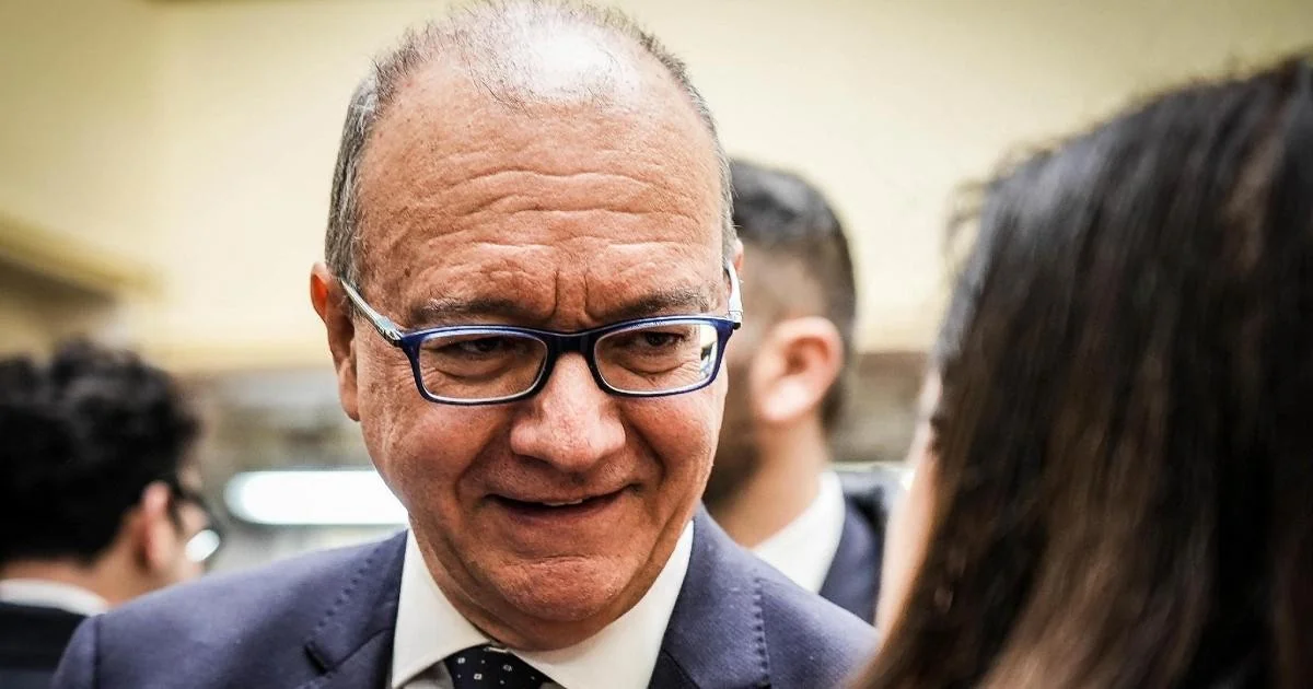 Ministro Valditara visita professora esfaqueada em Bergamo: “Sinto falta dos meus alunos”