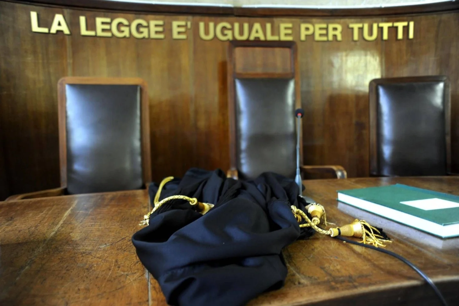 Veneza: 26 anos recebe tornozeleira eletrônica por perseguir ex-professor após reprovação