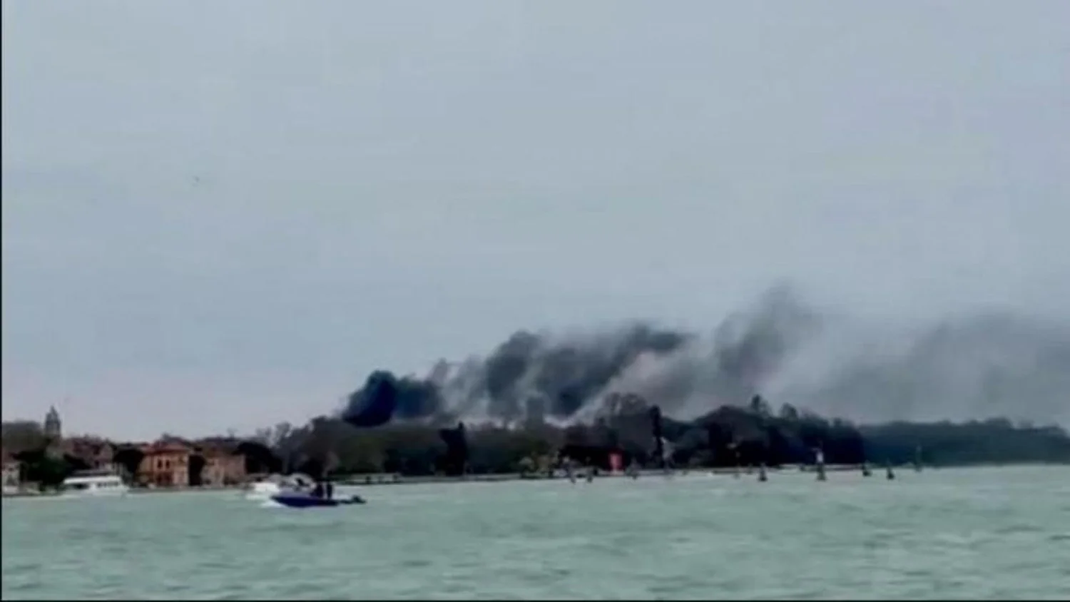 Incêndio no telhado do Pavilhão da Sérvia na Bienal de Veneza é controlado após várias intervenções