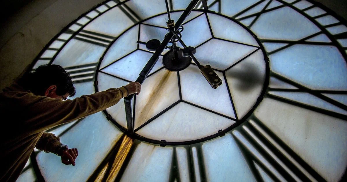 Volta a hora legal: relógios adiantam uma hora na madrugada de domingo