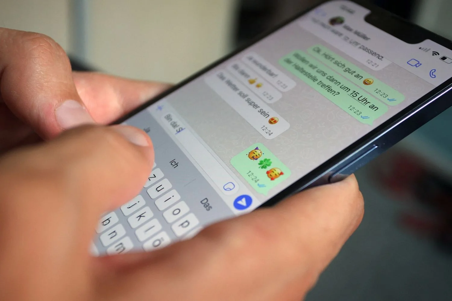 WhatsApp lança contas para menores de 13 anos geridas por pais com controles mais rígidos