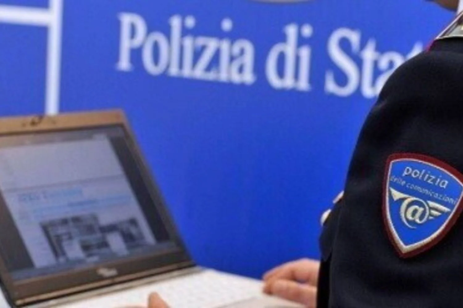 Zelador de escola em Catania é preso por posse de extenso material de pedopornografia e imagens alteradas por IA