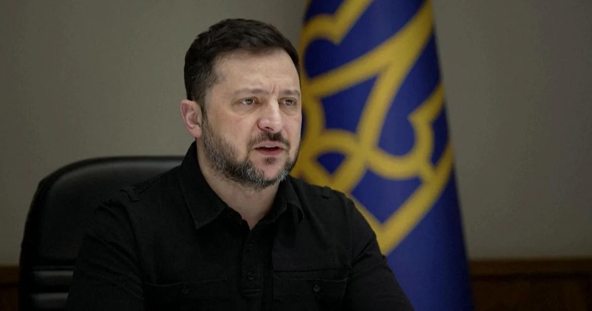 Zelensky alerta: relaxamento das sanções fortalece ganhos da Rússia; nova onda de ataques e desvio de armas dos EUA em análise