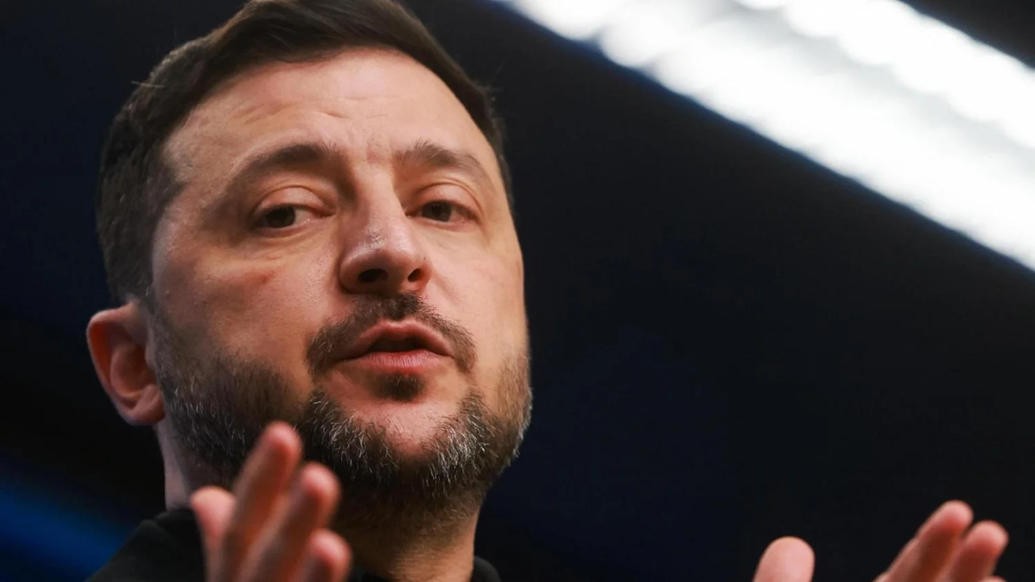 Zelensky: revogação de sanções à Rússia não favorece a paz; ataques a Kiev deixam mortos e feridos