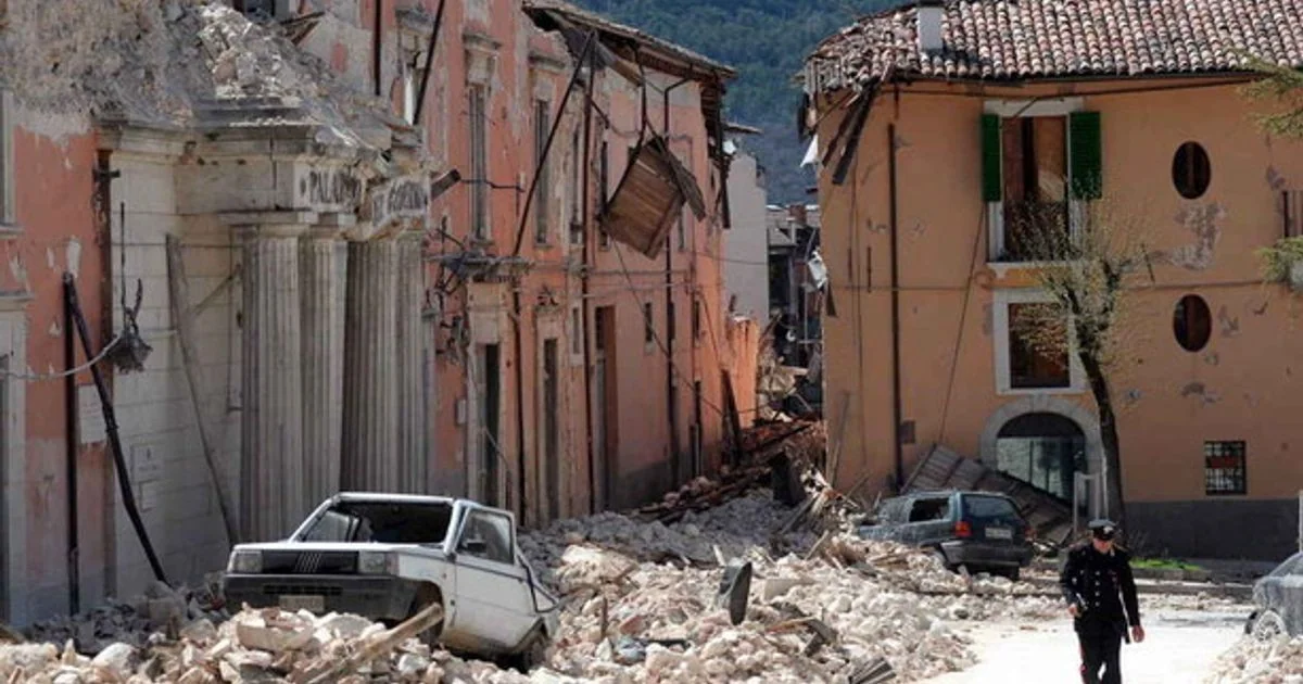 Aos 17 anos do terremoto de L'Aquila: memória, números e a ferida aberta do 6 de abril de 2009