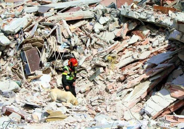 6 de abril: Piantedosi afirma que ferida do terremoto de L'Aquila segue aberta