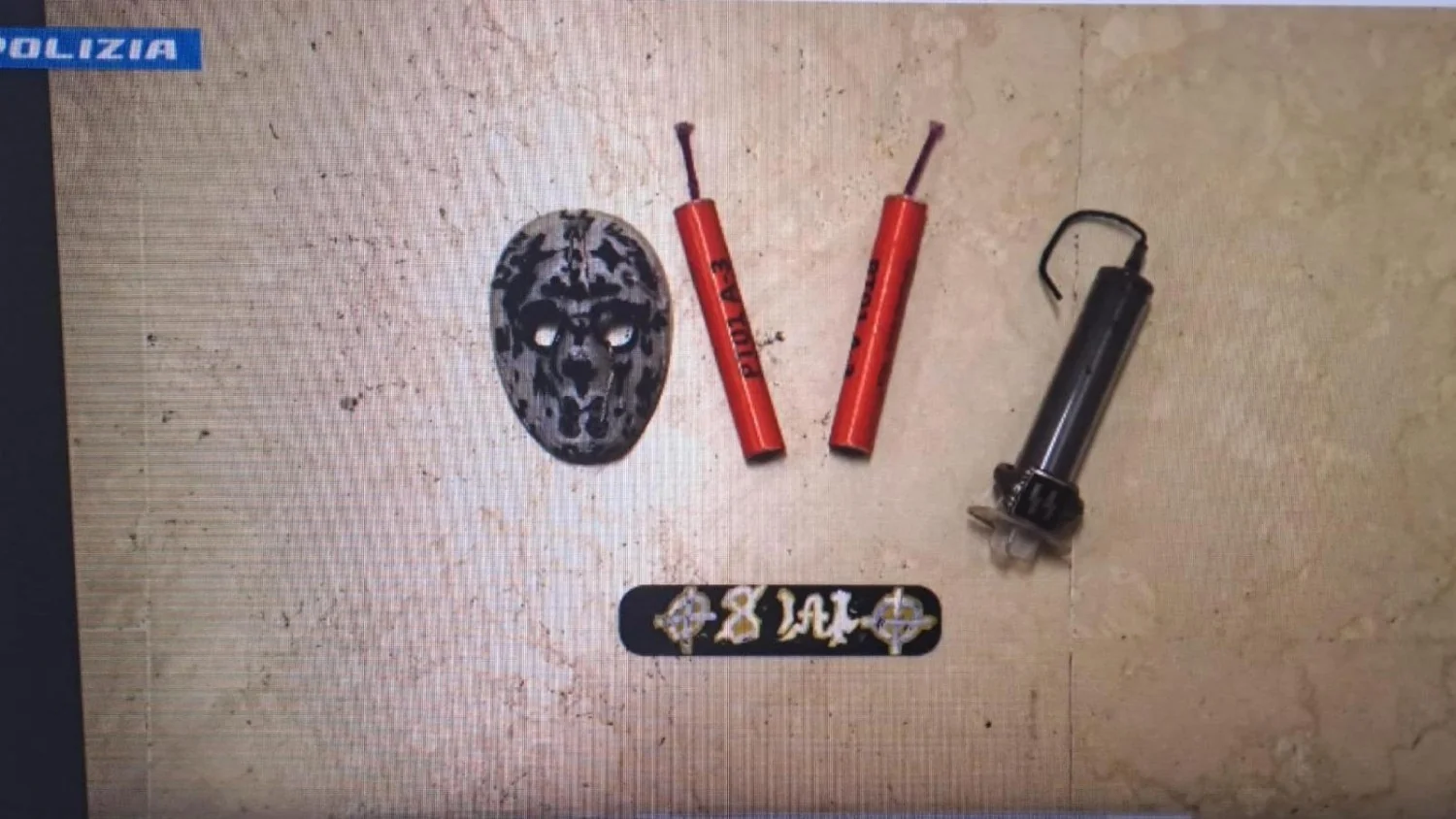 Adolescente de 17 anos é detido por propaganda supremacista e instruções para fabricar armas